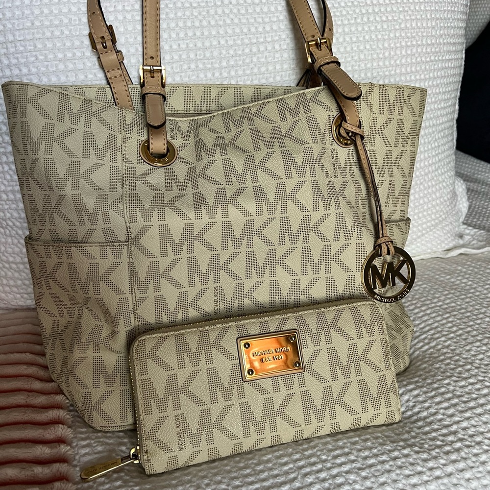White Michael Kors tote and matching wallet
